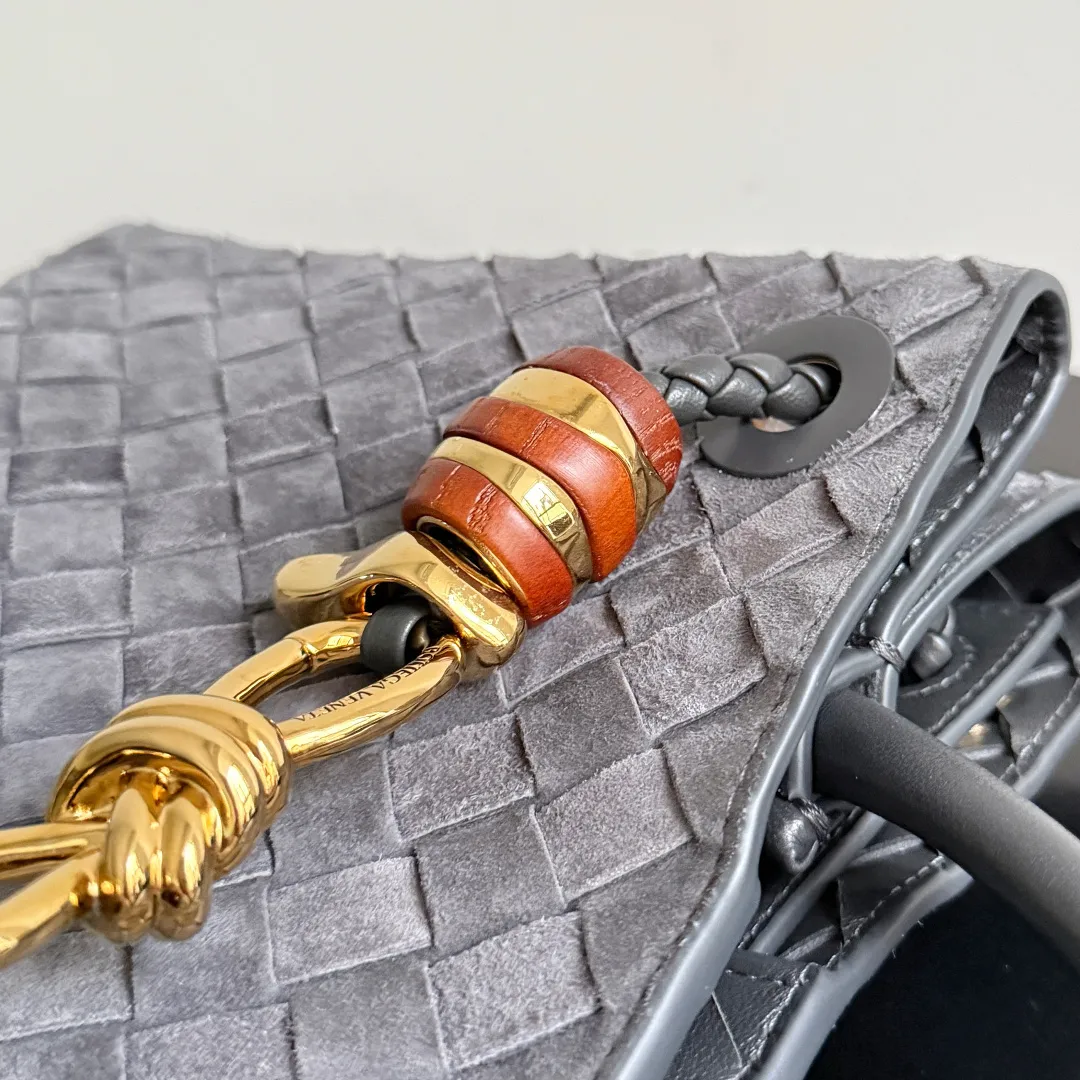 The new Andiamo batch of 3060 BV is shipped‼ ️The classic intercciato weaving process is used to create a soft bag, the metal knot is made of micro-cast aluminum using jewelry technology🪢, and the decorative beads are made of metal and hand-polished oak, allowing you to jump repeatedly between elegance and fun💃, making it unpredictable. Classic and versatile, it shows off your temperament, and the bag has a large capacity, making it very convenient for daily commuting! It has a variety of carrying methods, the shoulder straps can be adjusted by yourself, the original lambskin feels soft and delicate, and the unisex style breaks gender boundaries and brings a more practical and long-lasting use experience. The Andiamo, which has both elegant and casual styles, perfectly interprets the "fashionable old money style". Style number: 743568+wood hardware Color: suede graphite gray Size: 25*22*10.5cm